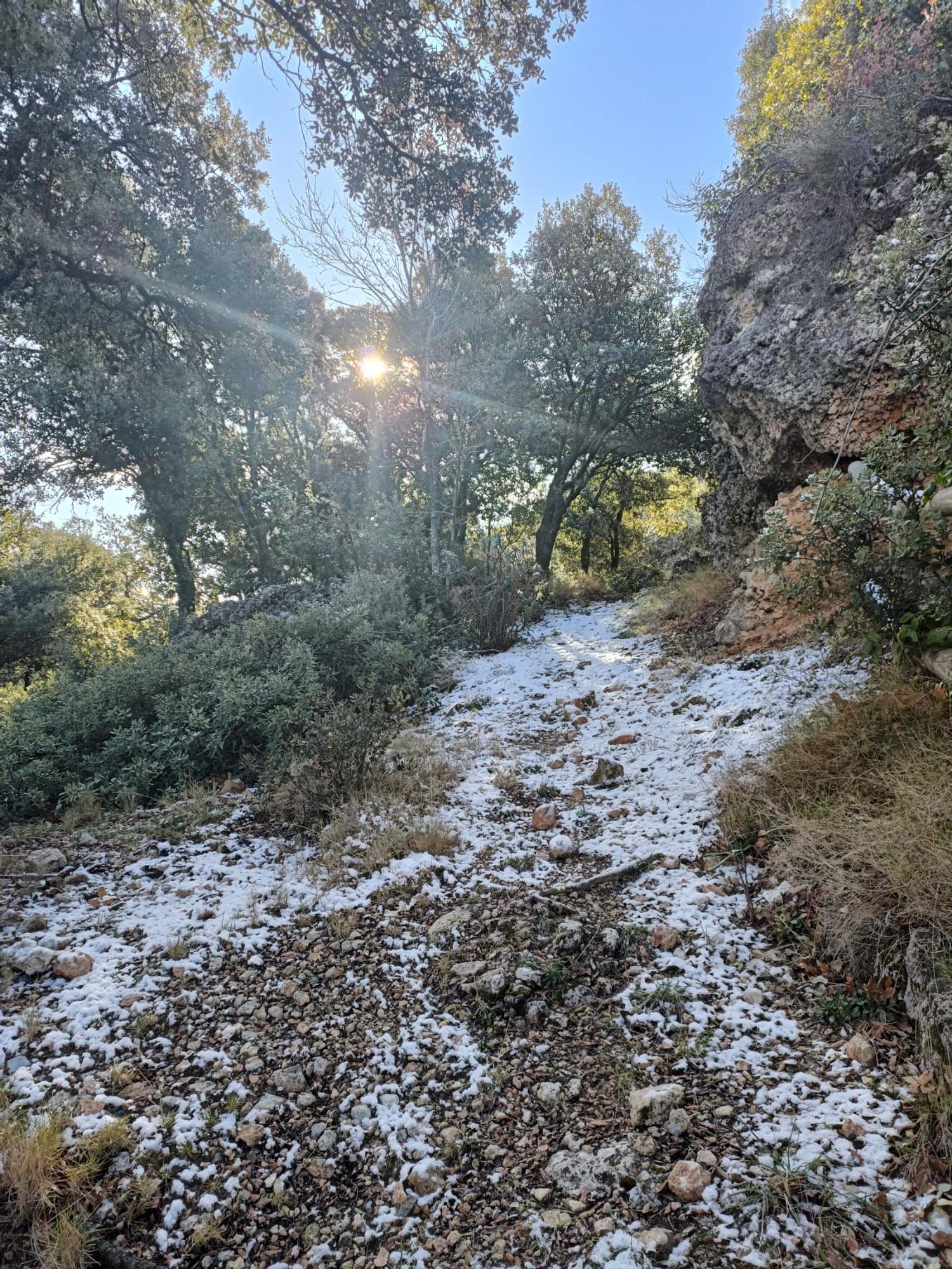 Alcoy amanece con una ligera capa de nieve en Aitana y la Font Roja