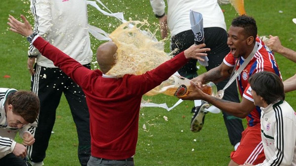 Boateng baña con cerveza a Guardiola en la celebración por el título de Liga en el Allianz Arena.