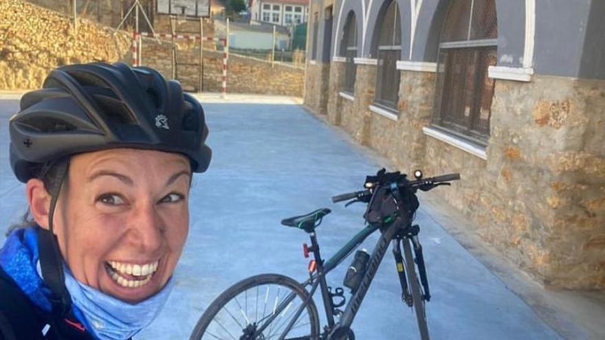 La maestra, Pam Collado, realiza retos en bici pasando por municipios de Castellón y Valencia para ampliar el dispensario de la ONG en Soweto (Kenia).