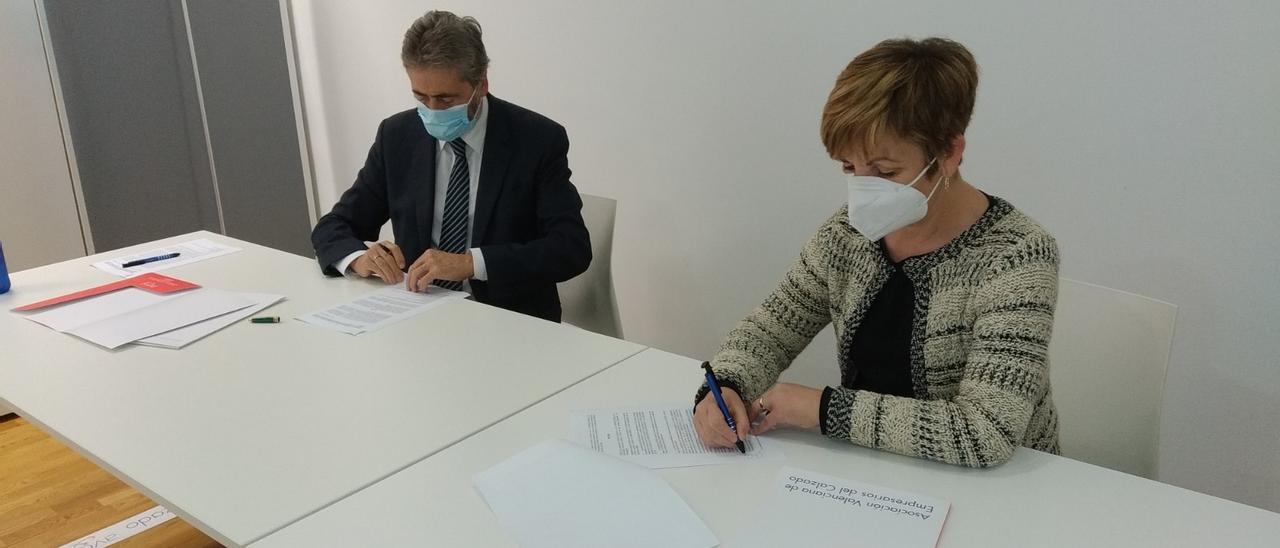 José Antonio Muñoz y Marián Cano en la firma del convenio.