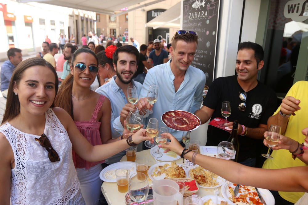 A pesar del aumento de las temperaturas, el ambiente no decae en las calles y los comercios del Centro de Málaga.