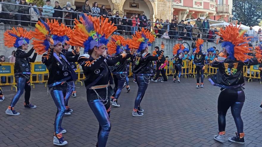 Las charangas dan la talla en el Carnaval de Colunga
