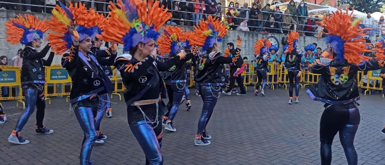 “Los Mazcaraos”, durante su actuación en Colunga. | S. Arias