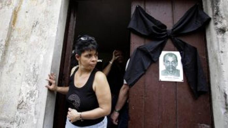 La disidencia critica el &quot;estado de sitio&quot; al enterrar a Zapata