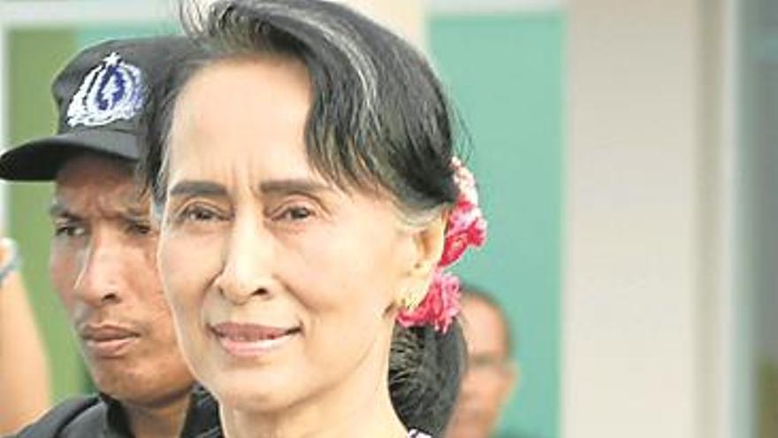 Aung Suu Kyi, por primera vez en tierra rohingya