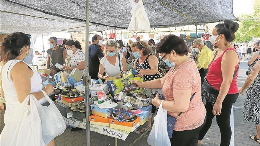 El comercio ambulante propone mercadillos nocturnos en verano