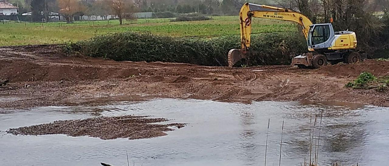 Trabajos de limpieza en el cauce del río Linares, en Villaviciosa. | R. P. F.