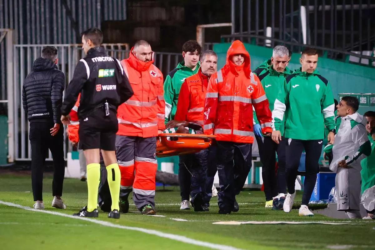 Franck Fomeyem, retirado en camilla tras su lesión ante el Deportivo de la Coruña.