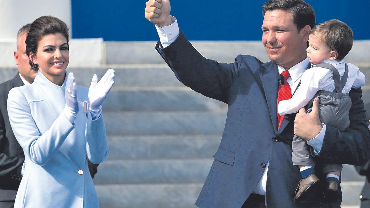 Casey DeSantis junto a su marido, Ron DeSantis, tras ser nombrado gobernador de Florida en 2019