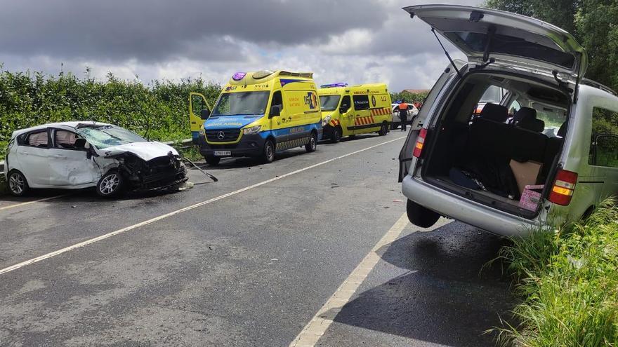 Tres heridos graves en una colisión frontal en A Estrada