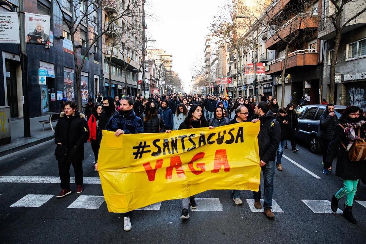 Manifestantes en la carretera de la Creu Coberta de Barcelona.