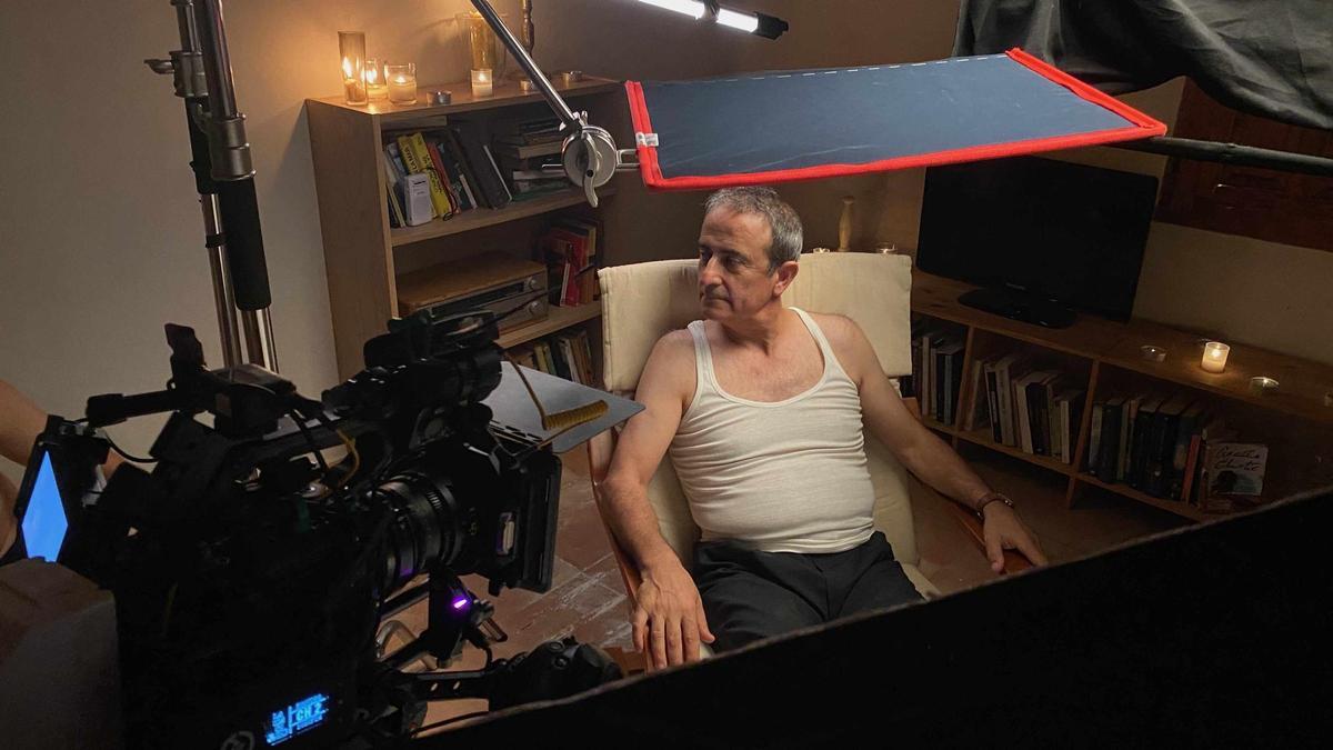 'Manténgase a la espera' esuna comedia satírica protagonizada por un conserje.