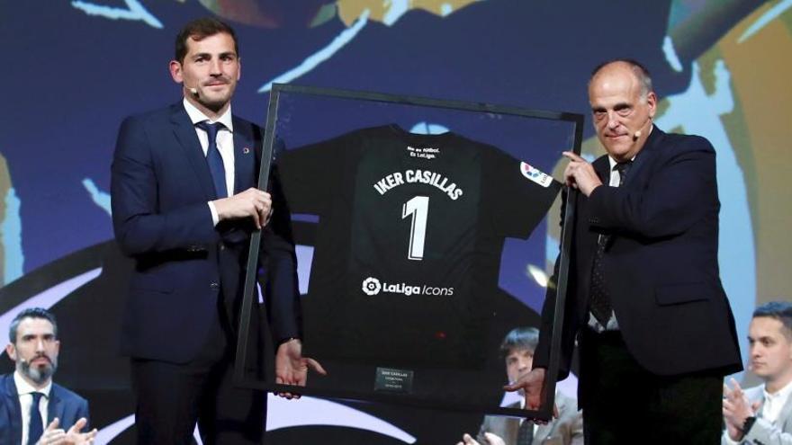 Iker Casillas junto a Javier Tebas.