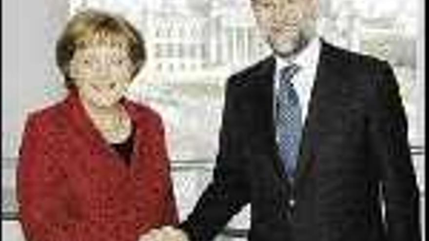 Mariano Rajoy y Ángela Merkel, durante la reunión de ayer en Berlín. / efe