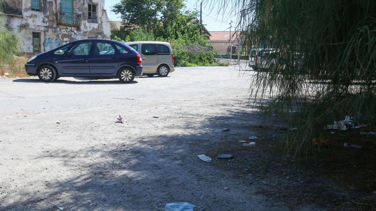 El descampado cuenta con media docena de casas abandonadas y con acumulación de suciedad.