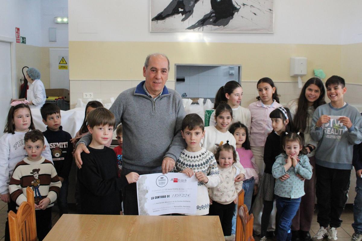 Manuel Ballón y Leo Herod entregan el cheque solidario a Carlos Muñiz.