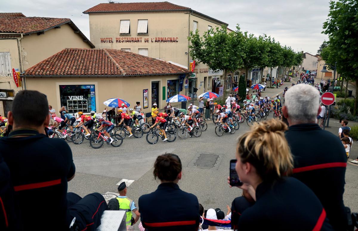 Eauze (France), 04/07/2023.- The peloton pass through the village of Eauze during the 4th stage of the Tour de France 2023, a 181,8km race from Dax to Nogaro, France, 04 July 2023. (Ciclismo, Francia) EFE/EPA/MARTIN DIVISEK