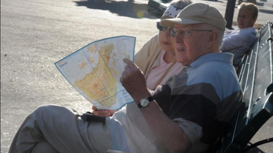 Una pareja de turistas alemanes consulta un mapa de Tenerife en la capital de la isla.