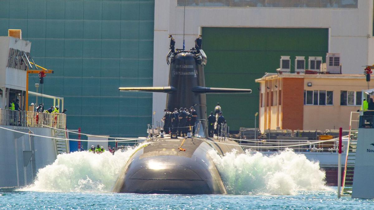 El primer submarino de la serie 80, el S-81 Isaac Peral, en el muelle de Navantia.