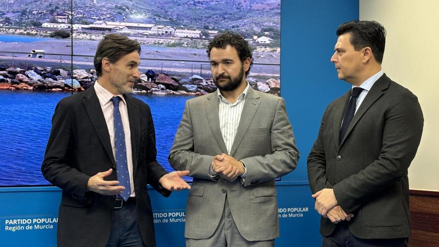 El consejero de Fomento e Infraestructuras, Jorge García Montoro, el alcalde de La Unión, Joaquín Zapata, y el secretario general del PPRM, José Miguel Luengo.