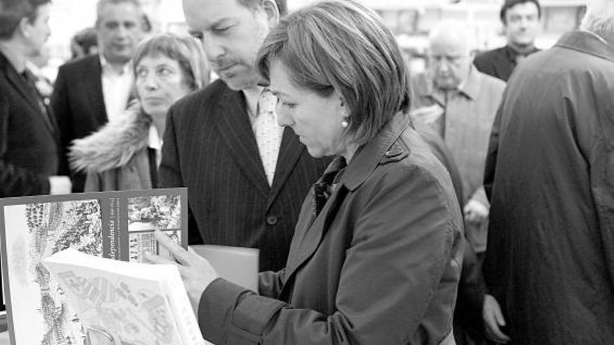 Encarna Rodríguez Cañas y José Suárez Arias-Cachero miran algunos libros en la feria.