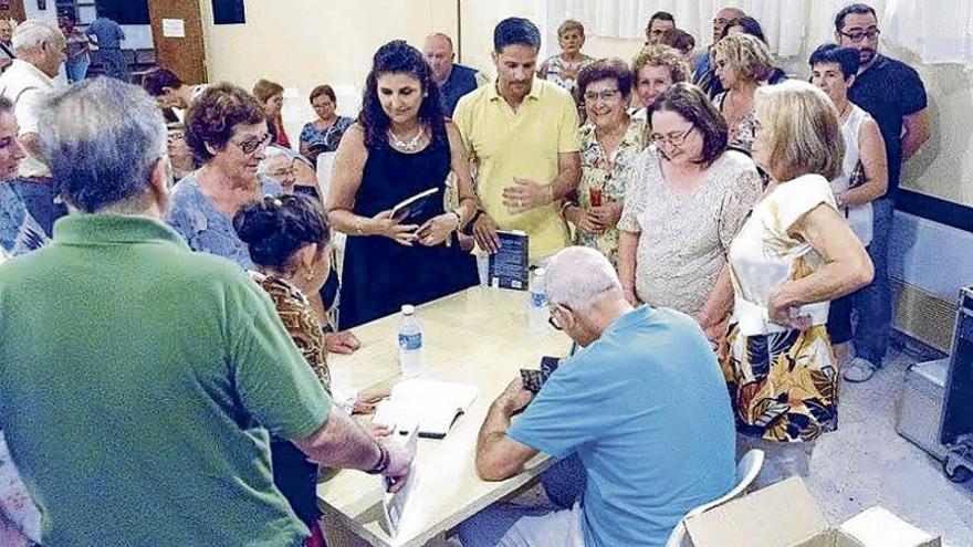 El poeta Cruz Díaz presenta su libro &#039;Los instantes vividos&#039; en Casillas de Coria