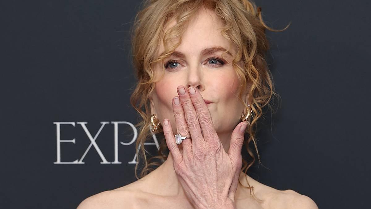 Nicole Kidman o el arte de lucir espalda y aberturas de infarto a los 56 años