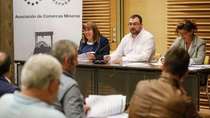 Ana Luisa Durán, Adrián Barbón y Carolina Morilla, ayer, en la reunión de Acom.