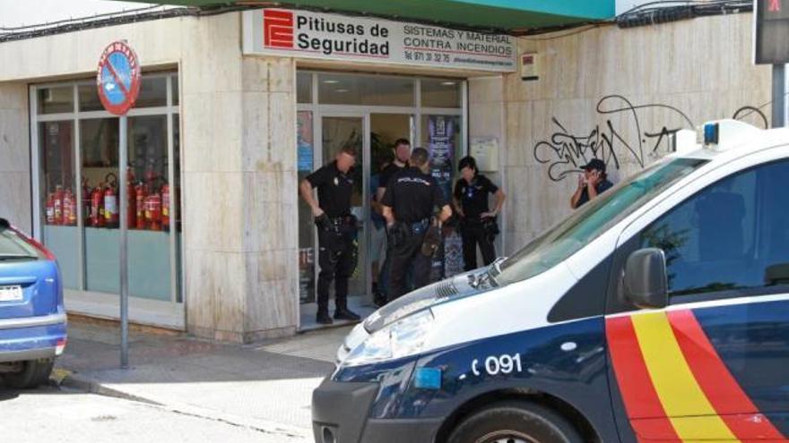 Polizisten durchsuchen die Sicherheitsfirma auf Ibiza.