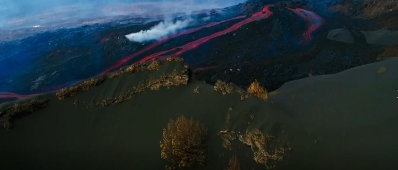 Vista aérea del cono y coladas del volcán de La Palma