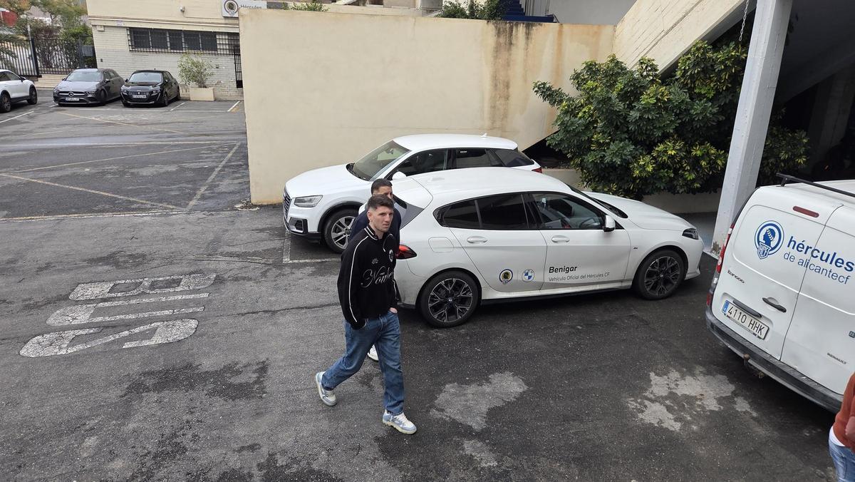 Alberto Toril llega a la sala de prensa del Rico Pérez junto a su hermano.