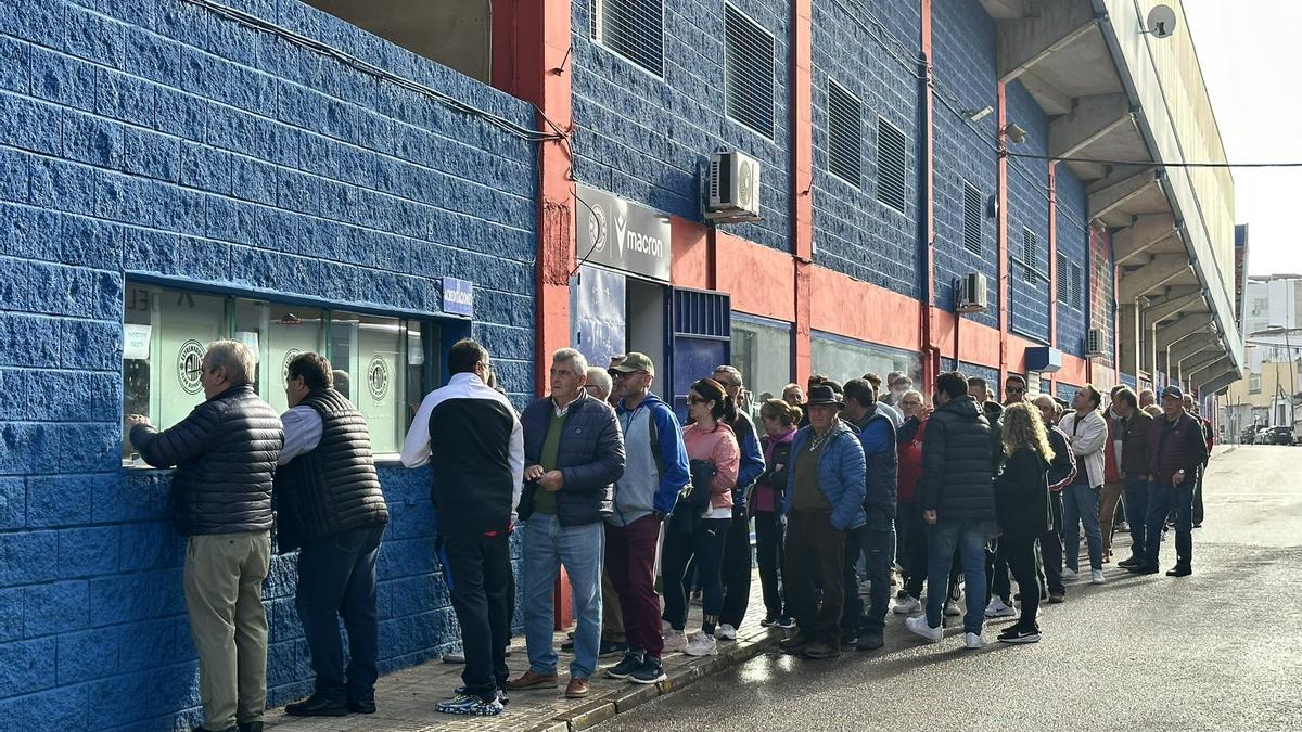 Aficionados del Extremadura se agolpan en las taquillas del Estadio Francisco de la Hera para sacar entradas de la Copa.