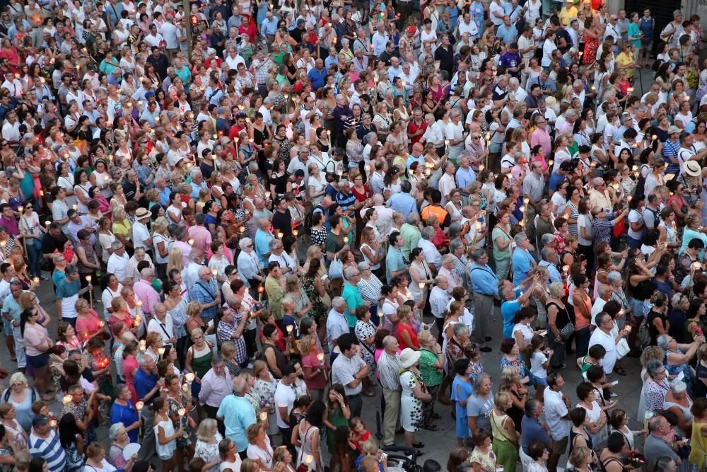 Miles de fieles acompañan a la imagen del nazareno en la tradicional procesión por el centro de la ciudad con principio y final en la Colegiata.