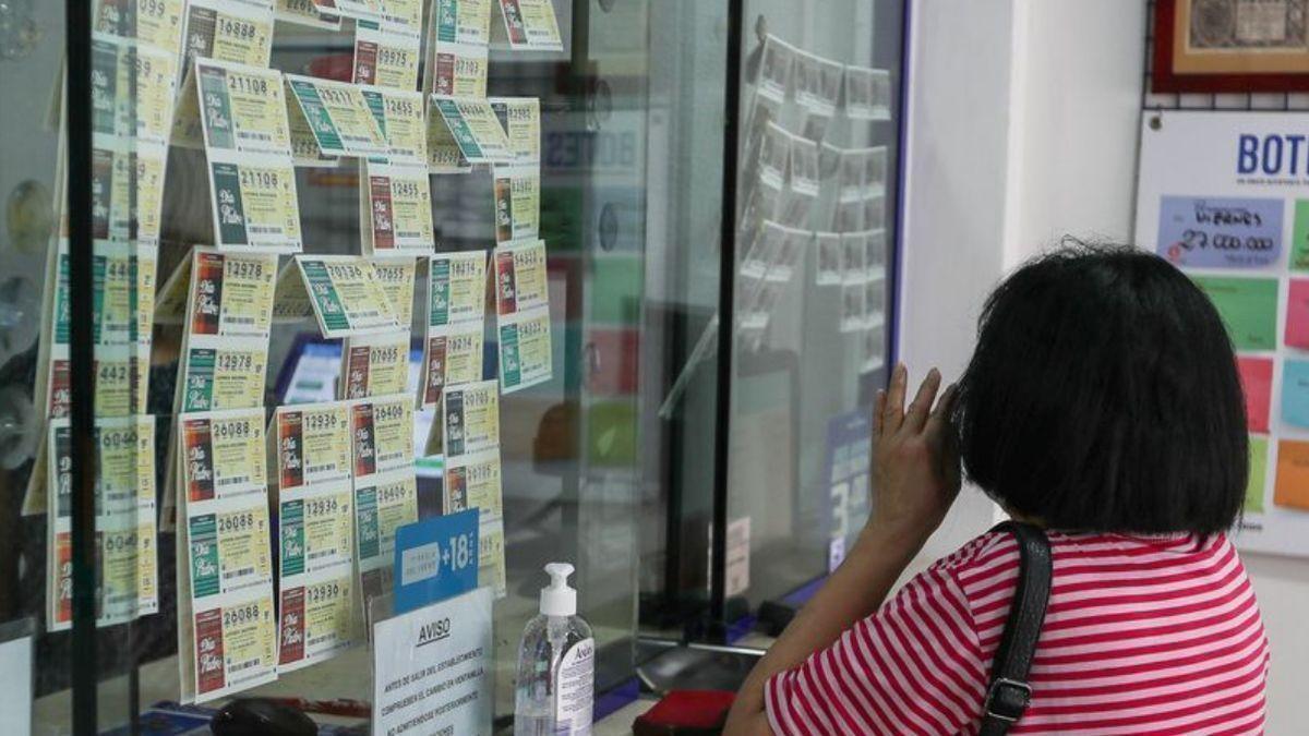 Una usuaria en un punto de venta de lotería.
