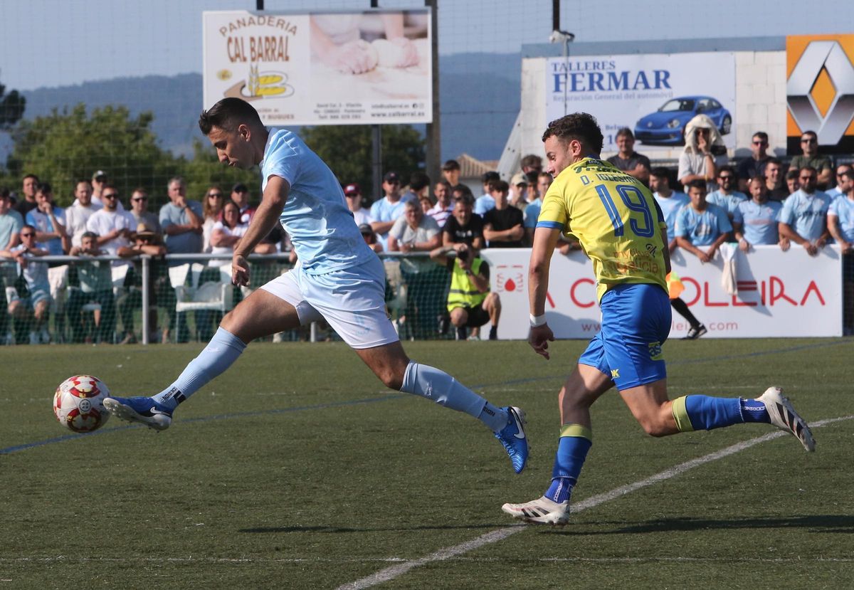 El local Bermu controla el balón ante el visitante Diego Iglesias.
