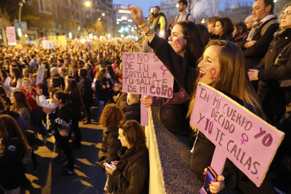 Multitudinària manifestació feminista a Girona