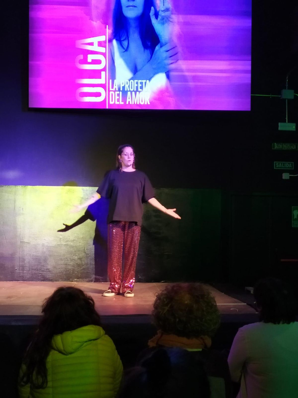 Olga, sobre el escenario, con uno de sus monólogos.
