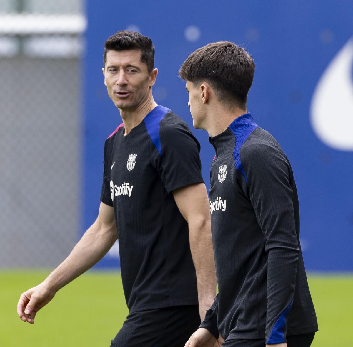 Pau Víctor, junto a Lewandowski, durante un entrenamiento del Barça