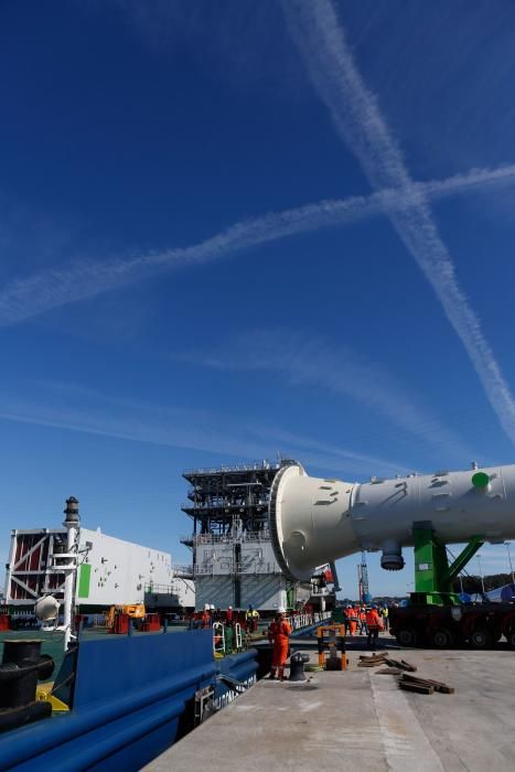 El operativo de carga de la pieza en el muelle de Valliniello.