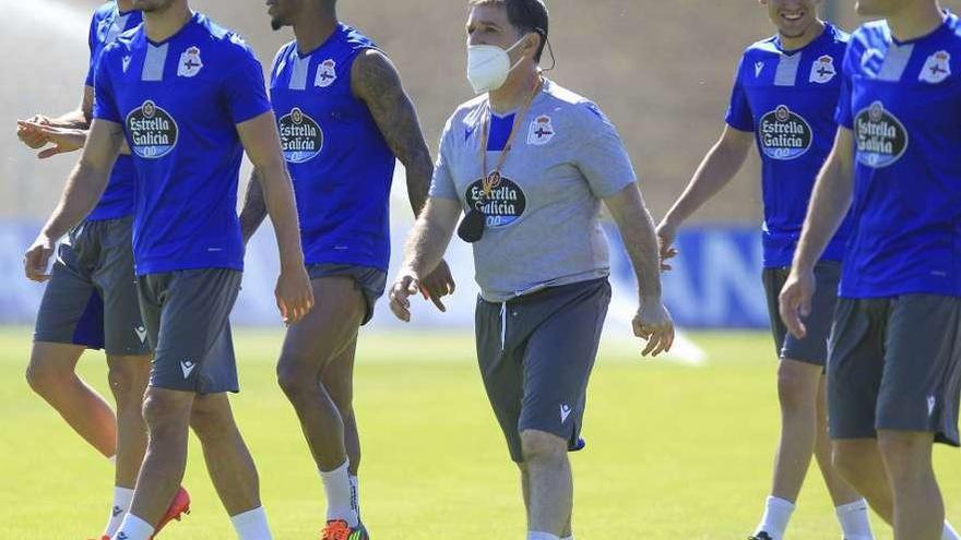 Manuel Pombo, en el centro, rodeado de futbolistas del Deportivo.