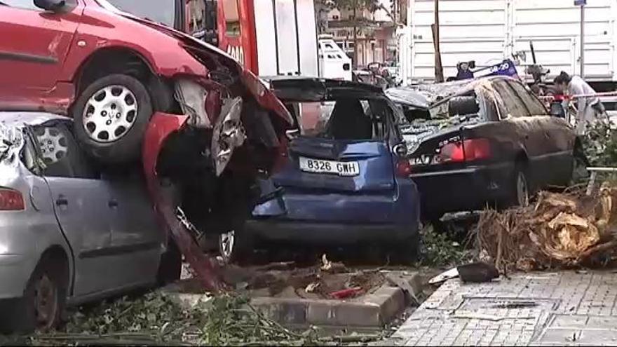 Un autobús pierde el control y arrolla a varios vehículos en Málaga