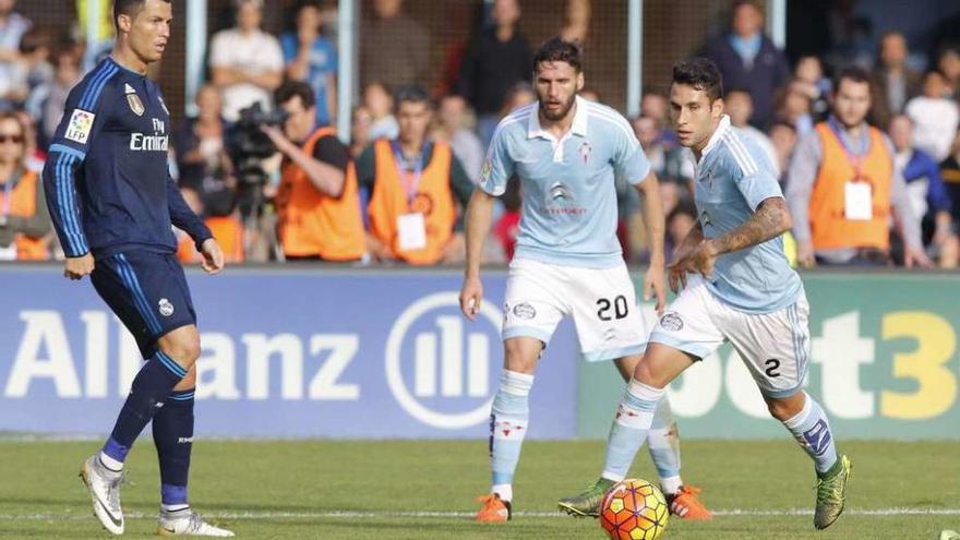 Hugo Mallo conduce el balón, junto a Cristiano Ronaldo y Sergi Gómez. // Ricardo Grobas