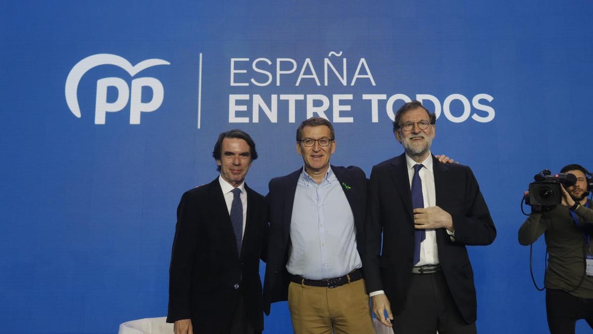 El Partido Popular presume de unidad con Aznar y Rajoy juntos después de 8 años.