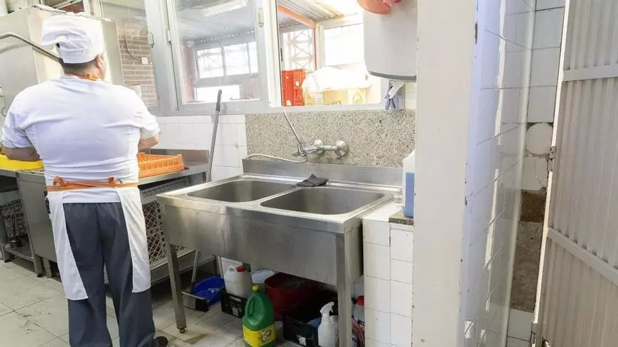 Grietas, baldosas rotas y riesgo de plagas: las "graves deficiencias" que afectan al comedor de un colegio de Alicante