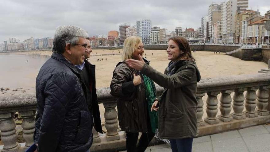 Por la izquierda, Mariano Marín, David González Medina, Mercedes Fernández y Andrea Levy, al mediodía de ayer, junto a la playa de San Lorenzo, en Gijón.