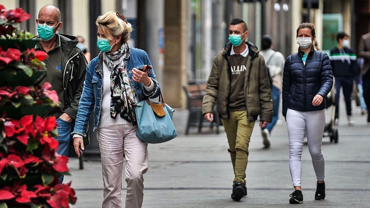 Varias personas pasean por la calle Triana, en la capital grancanaria.