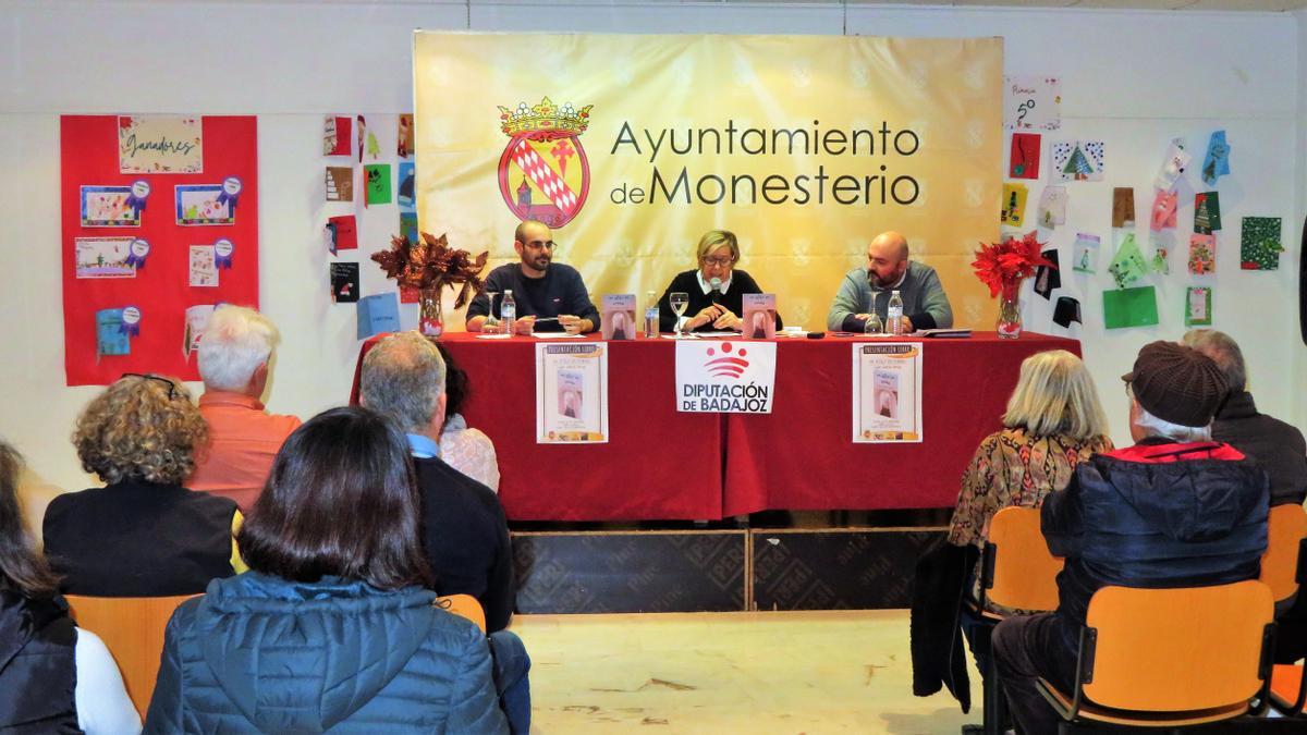 Lupe García Araya presenta en Monesterio su segundo poemario, 'Un ático en  ruinas' - El Periódico Extremadura