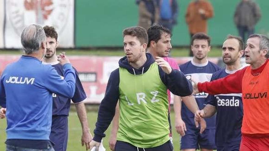 Oli discute con el preparador físico de Las Rozas, que fue expulsado en el descanso.