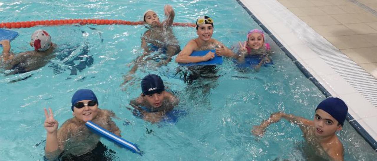 Un grupo de niños, ayer en su primera clase de natación en la piscina municipal de Bueu. |   // SANTOS ÁLVAREZ