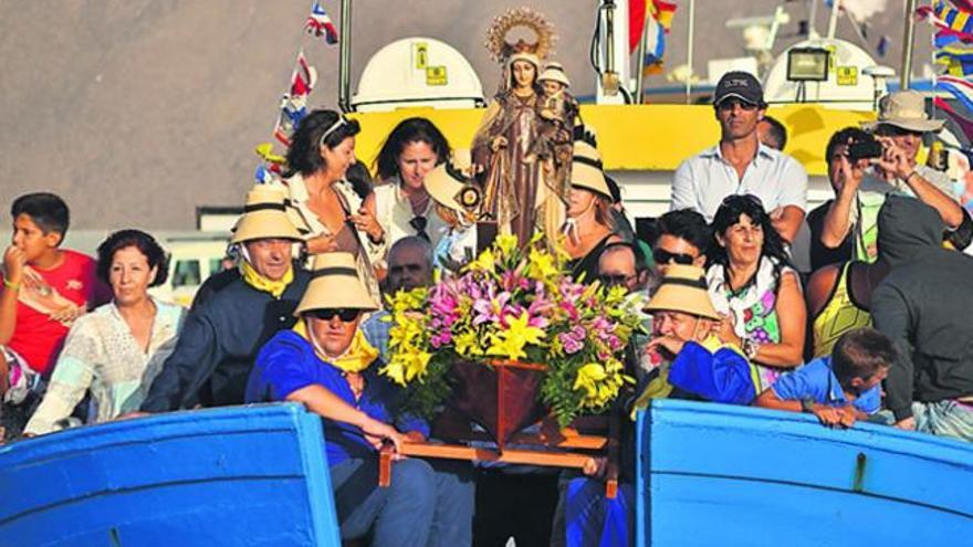 Procesión marítima con la Virgen del Carmen, ayer, en isla de La Graciosa. | javier bermúdez
